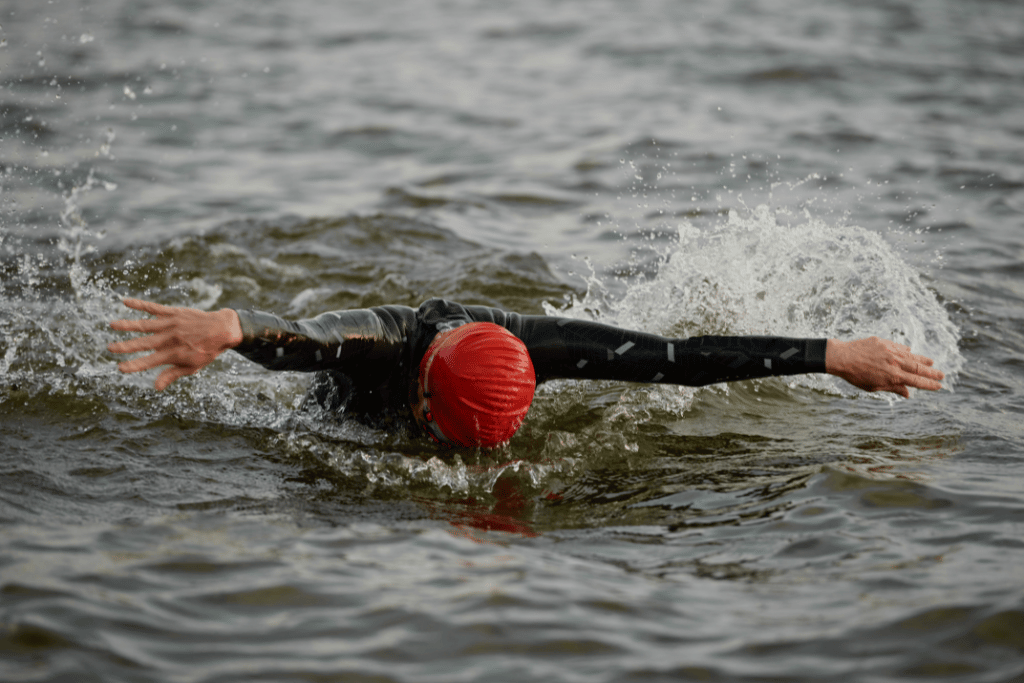 Frau schwimmt im Meer